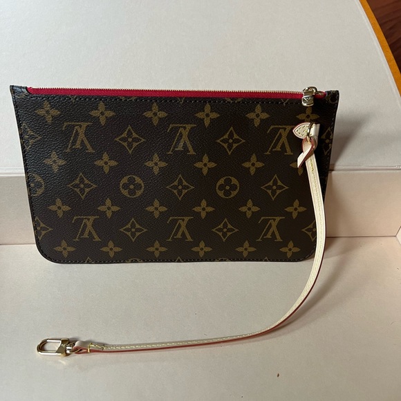 Neverfull Pouch/wristlet Monogram cerise - Picture 2 of 11